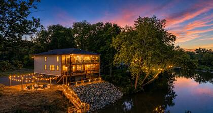 Luxury 7BR Riverfront-Sleeps Large Groups Hottub