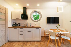 Appartamento Deluxe, vista giardino | Materassi a doppio strato, tende oscuranti, ferro/asse da stiro