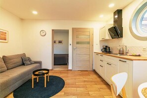 Apartamento Deluxe, vistas al jardín | Colchones con acolchado adicional y cortinas opacas