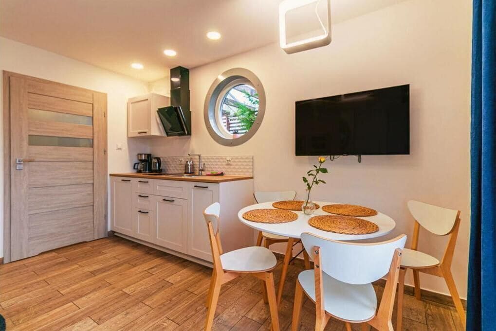 Appartamento Deluxe, vista giardino | Materassi a doppio strato, tende oscuranti, ferro/asse da stiro