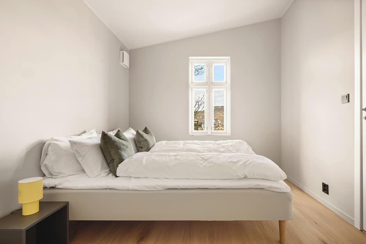 Leilighet, terrasse, byutsikt | Skrivebord for bærbar PC, strykejern/-brett og wi-fi (inkludert)