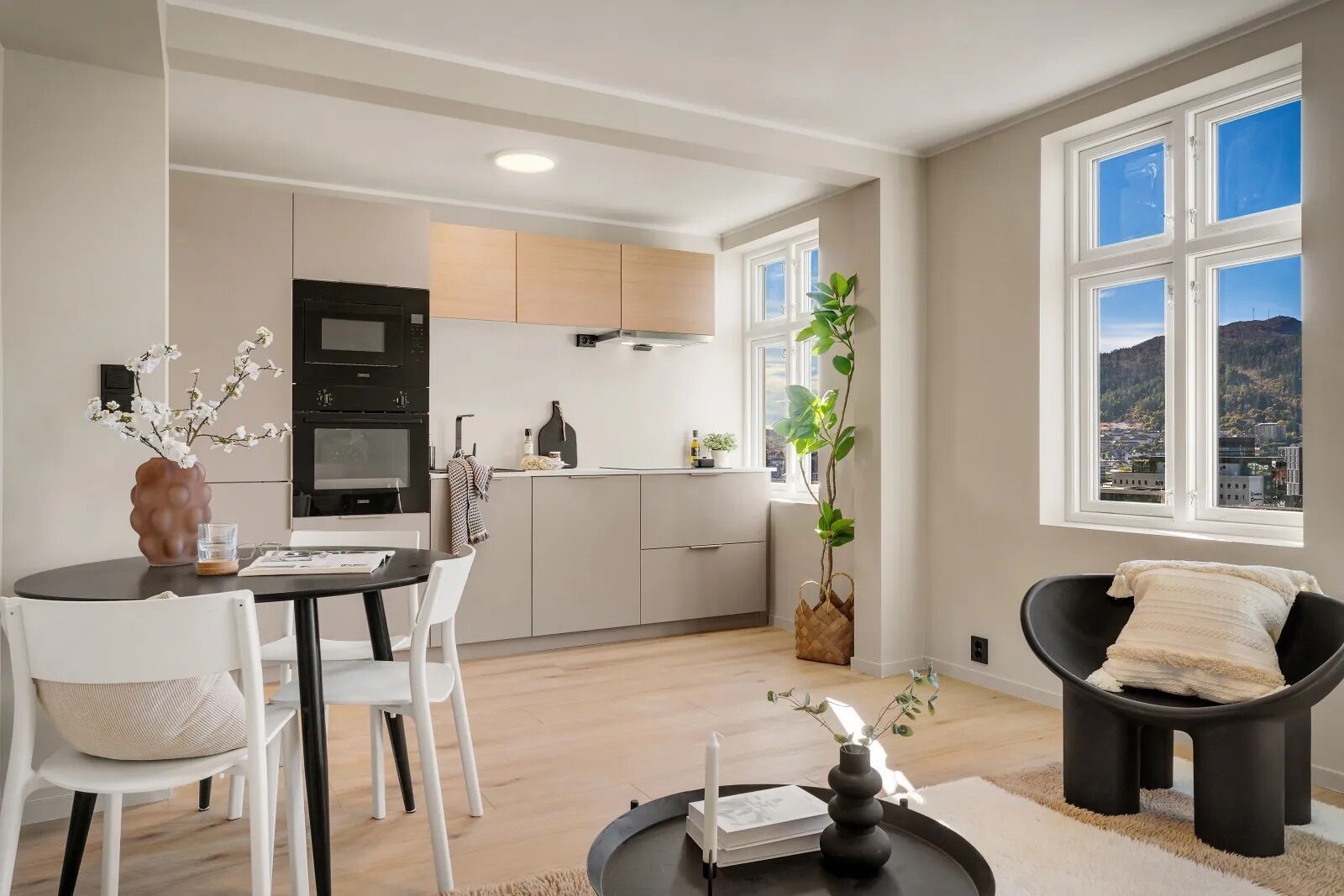 Condo, vista para a cidade | Cozinha privada | Geladeira, fogão, cooktop, lava-louças
