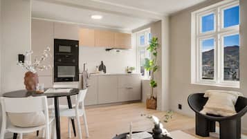 Condo, vista para a cidade | Cozinha privada | Geladeira, fogão, cooktop, lava-louças
