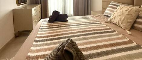 2 bedrooms, iron/ironing board, bed sheets