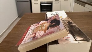 Et moderne køkken med gasblus, ovn og stålemmer.