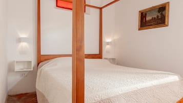 2 bedrooms, iron/ironing board, WiFi