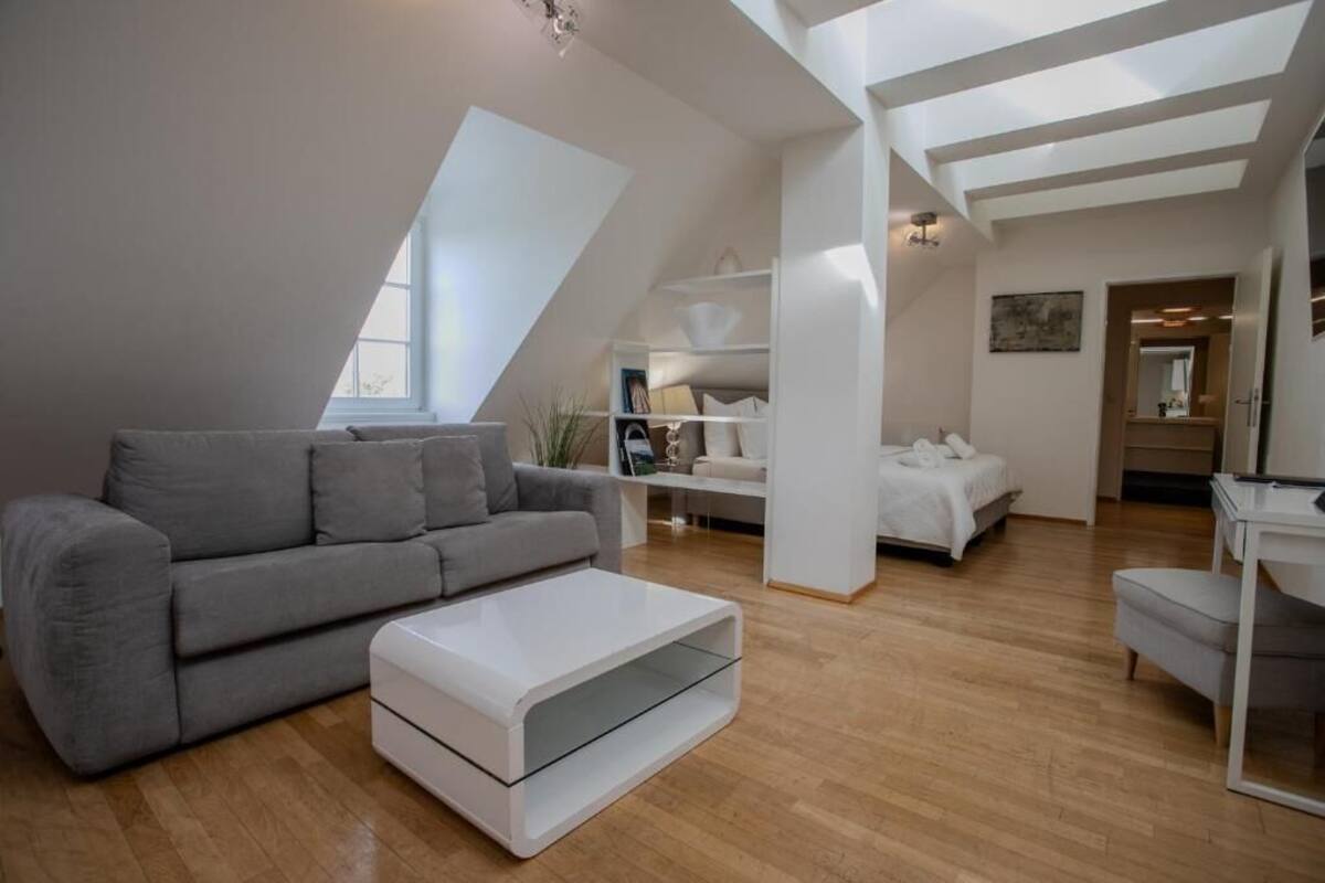Loft mit Yoga Room | Langsir/tirai gelap terus, seterika/papan seterika, Wi-fi percuma 