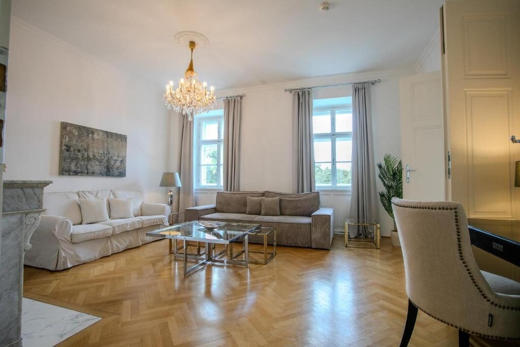 Presidentieel appartement, uitzicht op park | Woonruimte | Een 40-inch flatscreentelevisie met kabelzenders