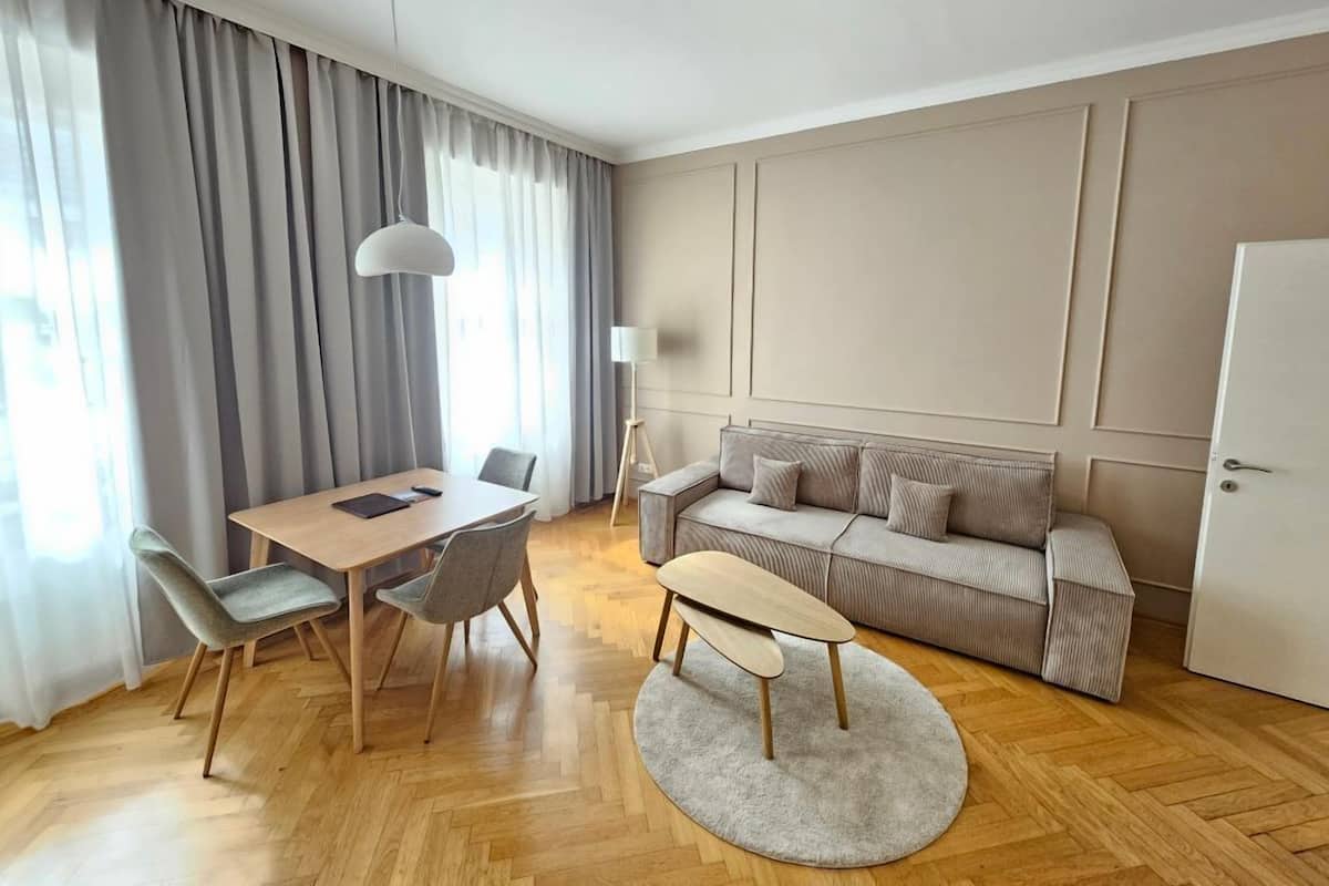 I/28 Apartment with 1 bedroom | Ruang tamu | 40 inci televisyen skrin rata dengan kabel 