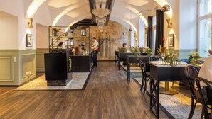 A lobby with a reception desk, seating area, and a staircase. - Parkview Boutique Apartments (Vienna)
