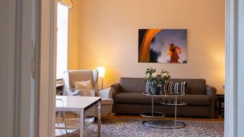 II/12 Apartment with 1 bedroom | Vardagsrum | 40-tums platt-tv med kabelkanaler