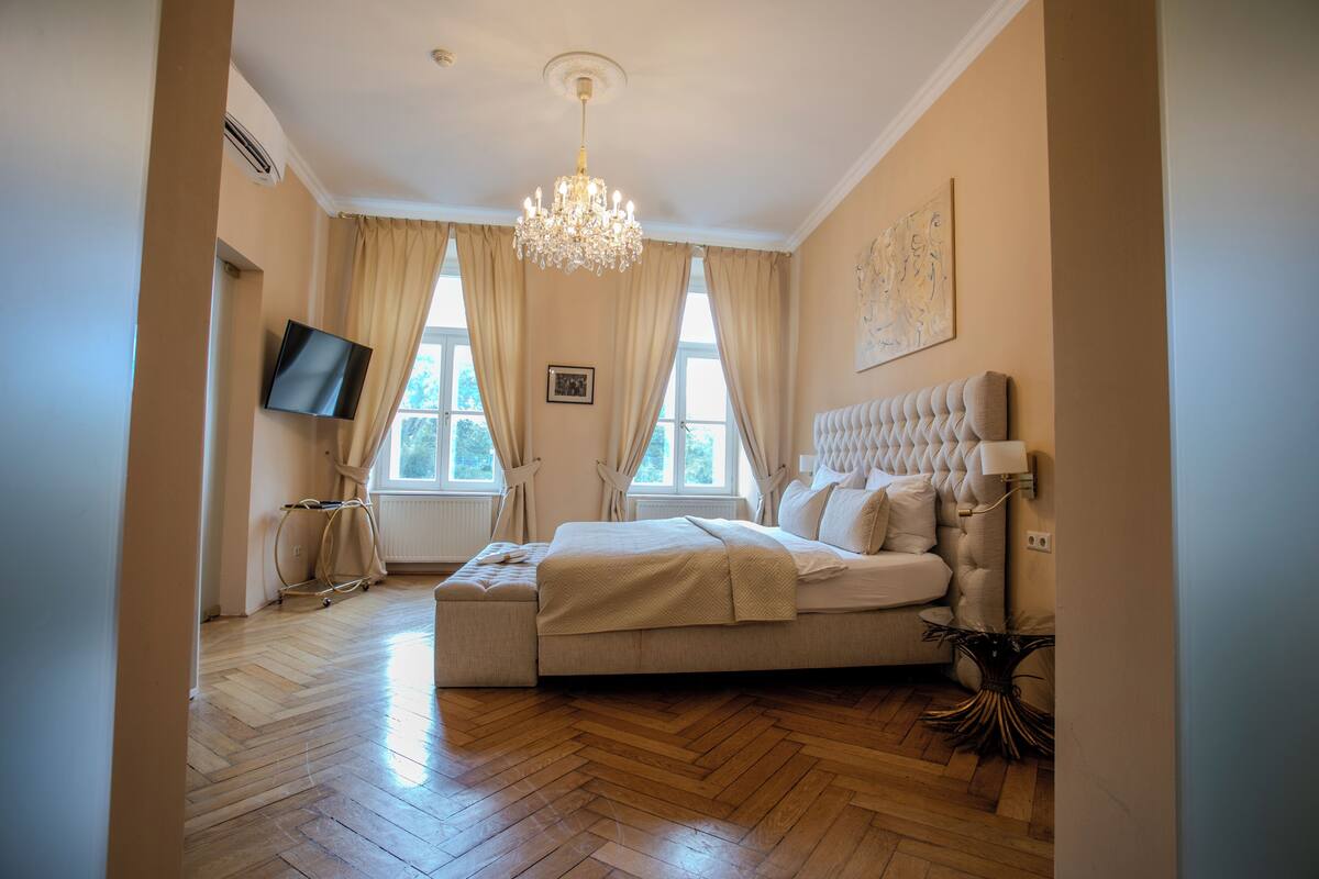 Opra ball Grand Apartment | Langsir/tirai gelap terus, seterika/papan seterika, Wi-fi percuma 