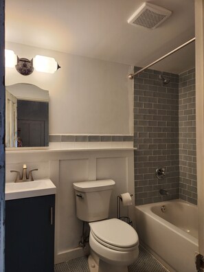 Towels, toilet paper - Charming 1-bedroom cottage with AC in historic Brunswick (Brunswick)