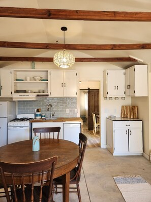 Fridge, microwave, oven, stovetop - Charming 1-bedroom cottage with AC in historic Brunswick (Brunswick)