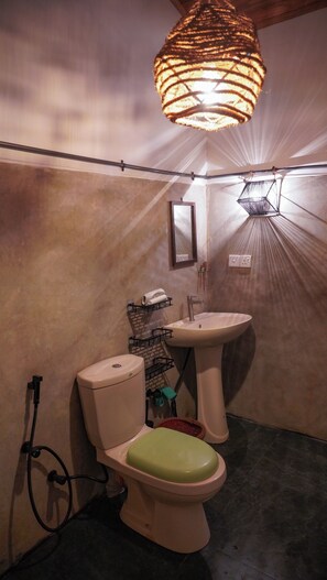 Chambre Double Confort, vue montagne | Salle de bain | Douche, articles de toilette gratuits, sèche-cheveux