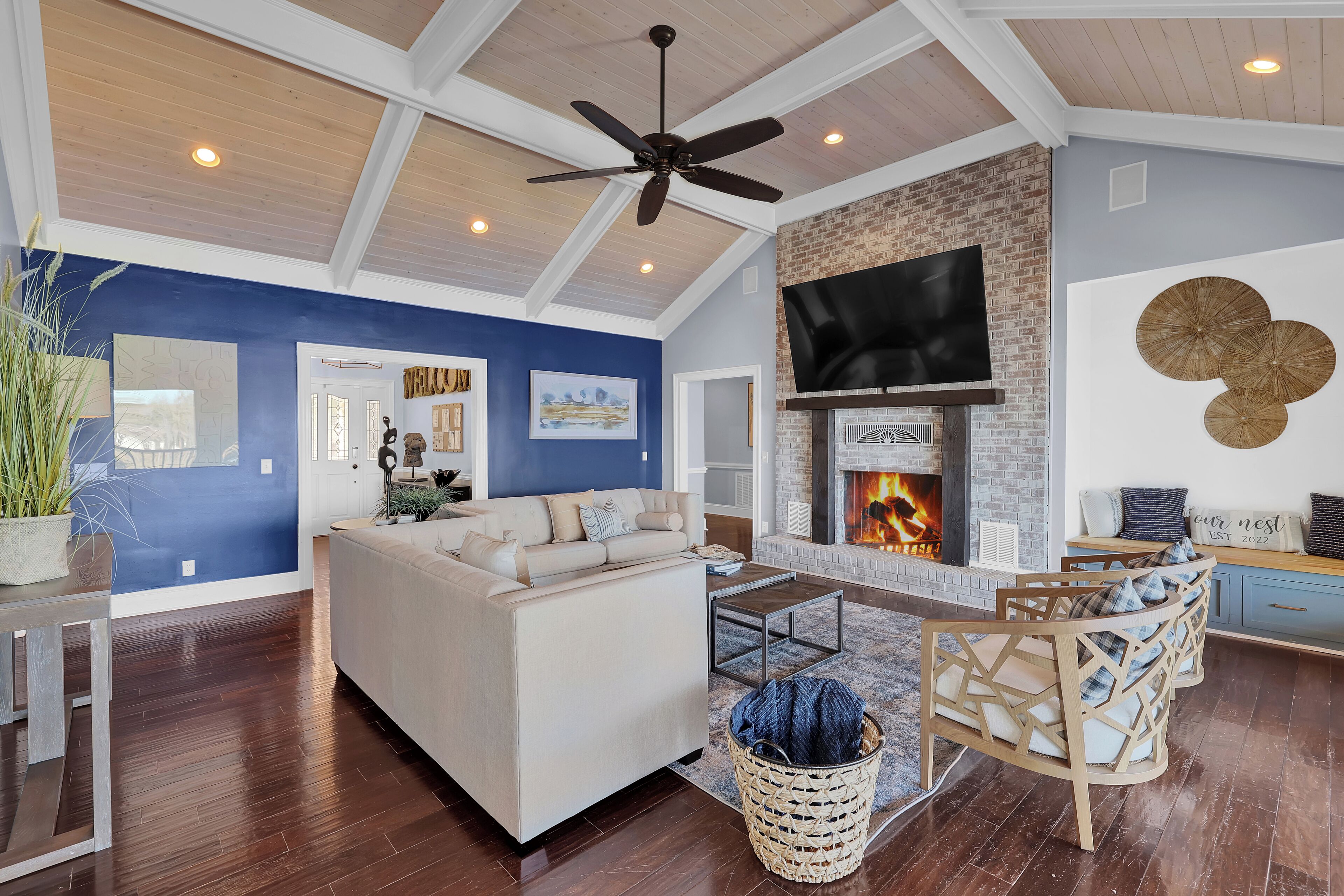 Smart TV, fireplace, offices, computer monitors