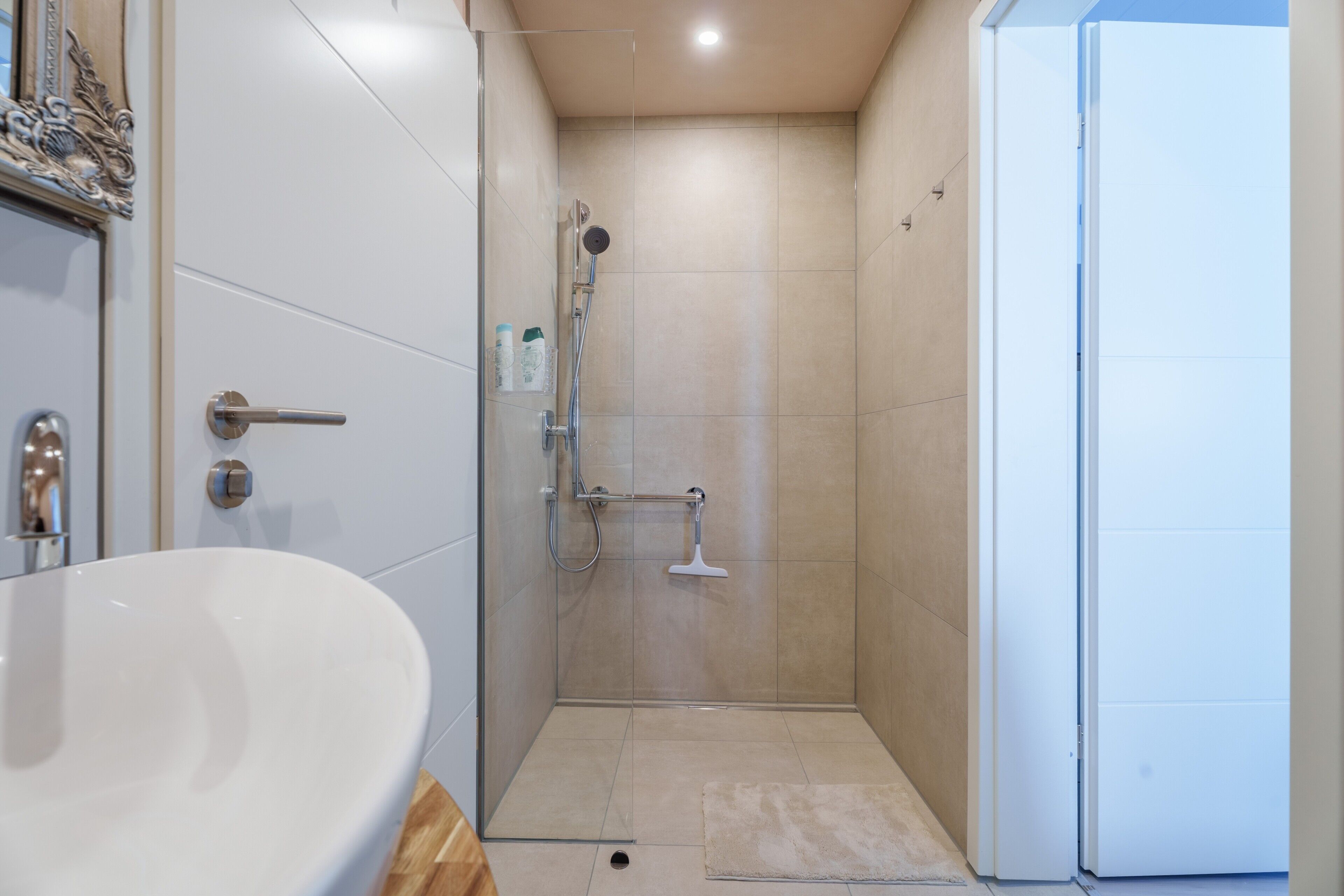 Douche, sèche-cheveux, serviettes fournies