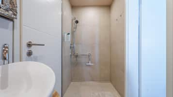 Douche, séchoir à cheveux, serviettes fournies