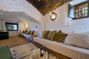 TV, fireplace - 1 Mas Pagès, rural house for 9 people with garden and private pool (Mont-ras)
