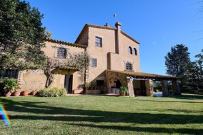 Exterior - 1 Mas Pagès, rural house for 9 people with garden and private pool (Mont-ras)