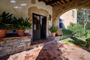 Exterior detail - 1 Mas Pagès, rural house for 9 people with garden and private pool (Mont-ras)