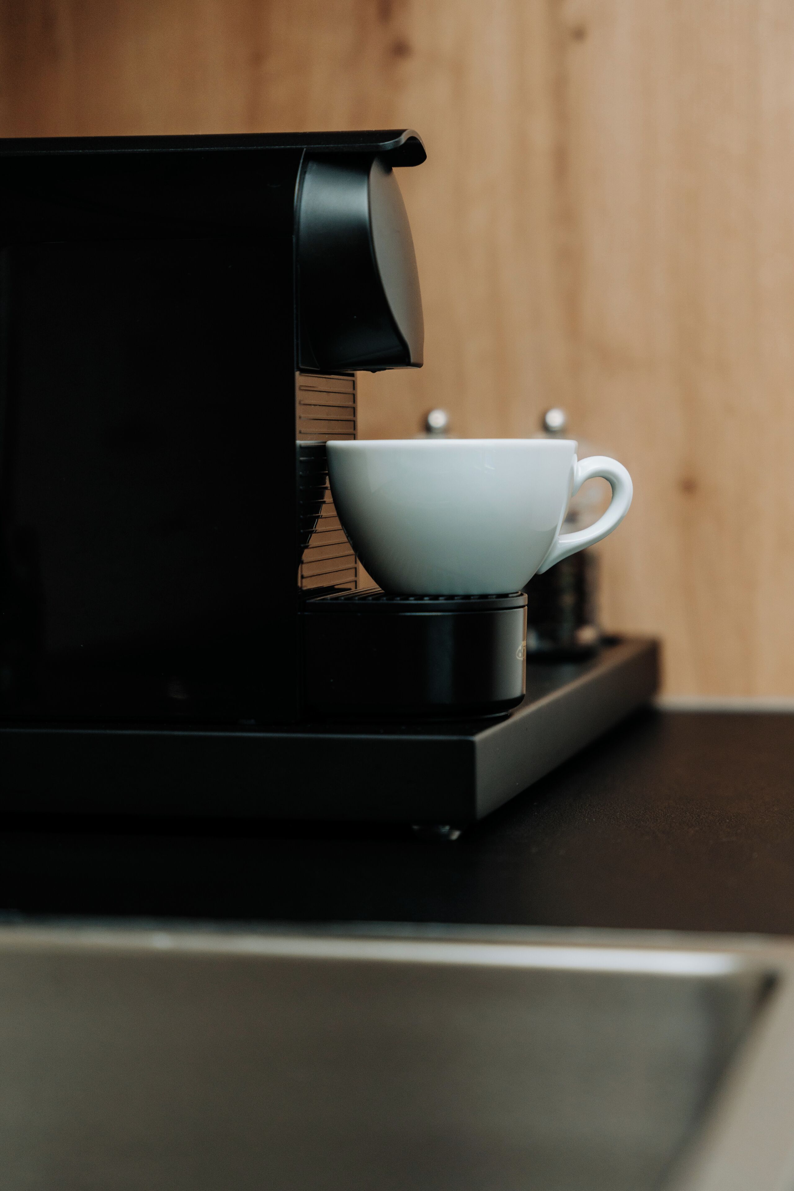 Una macchina del caffè con una tazza appoggiata sopra.
