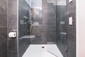 Regadera, secadora de cabello, toallas, jabón