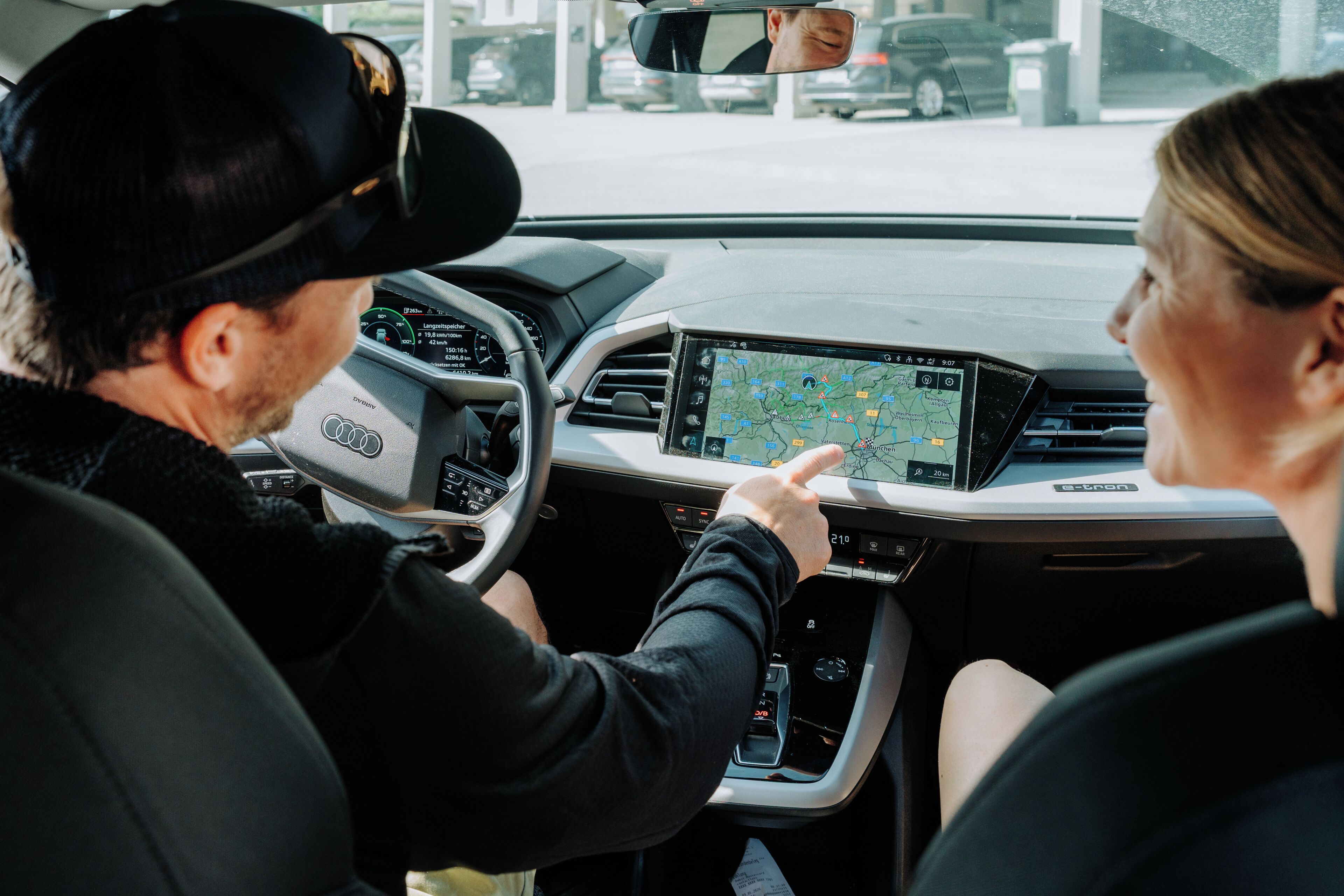 Ein Auto Innenraum mit Navigationssystem, Lenkrad und Vordersitz.