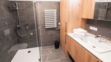 Dusche, Haartrockner, Handtücher, Seife