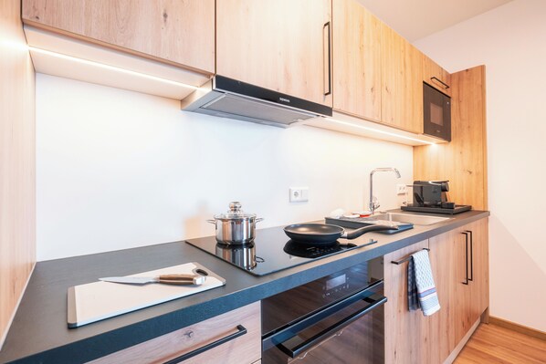 Studio | Private kitchen | Full-size fridge, microwave, oven, stovetop - KitzSki Living (Kitzbühel)