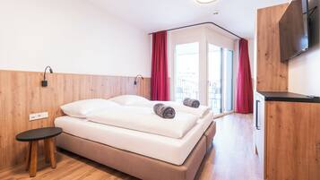 Studio | Desk, laptop workspace, free WiFi