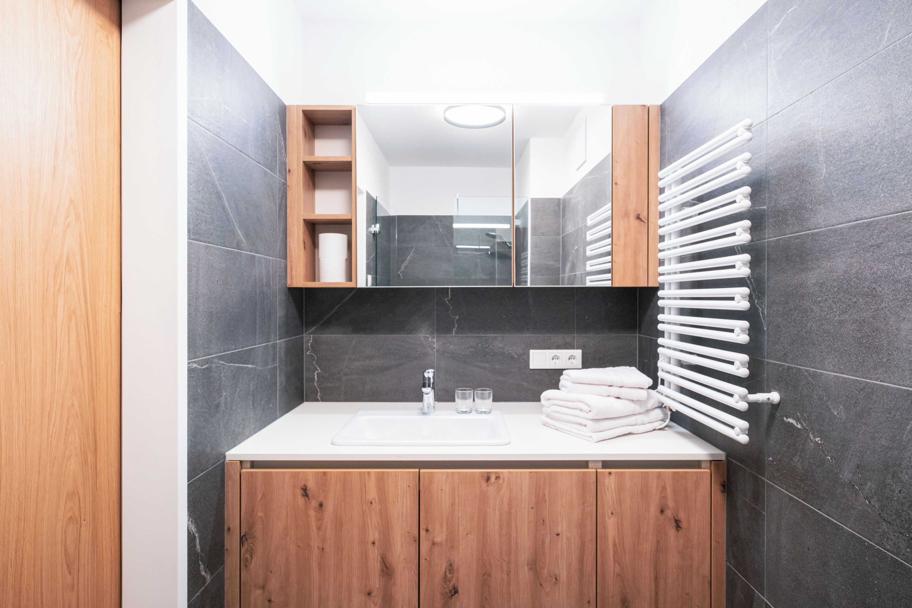 Apartment | Bathroom | Shower, hair dryer, towels, soap