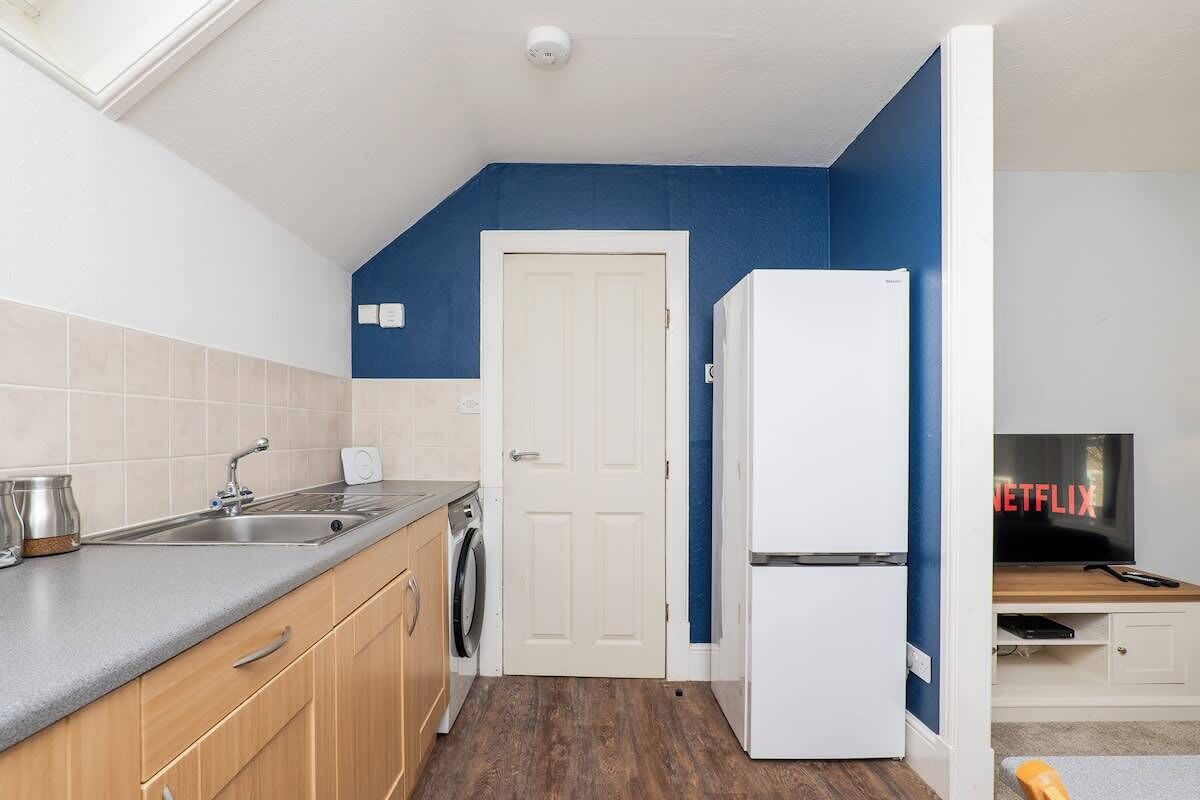 Frigorífico, microondas, horno y placa de cocina