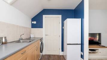 Frigorífico, microondas, horno y placa de cocina