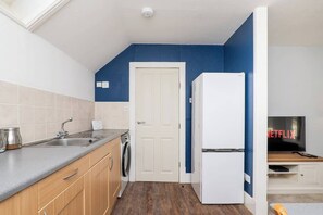 Frigorífico, microondas, horno y placa de cocina