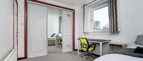 4 bedrooms, iron/ironing board, WiFi, bed sheets