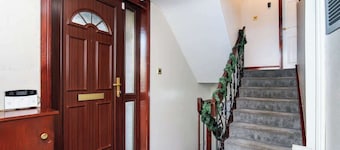 4 Bedroom House - Free Parking- by Holiday Homes