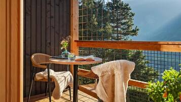 Deluxe Apartment, Balcony, Mountain View | Outdoor dining