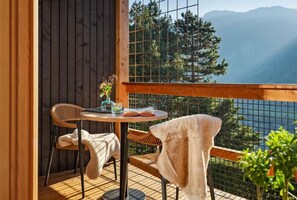 Deluxe-Apartment, Balkon, Bergblick | Speisen im Freien