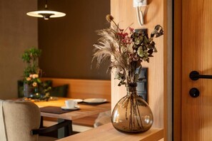 Design-Apartment, Balkon, Bergblick | Speisen