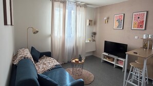 A modern living room with a sofa, TV, and a small bar area. - CosyWellington-Studio near Arras station and center (Achicourt)