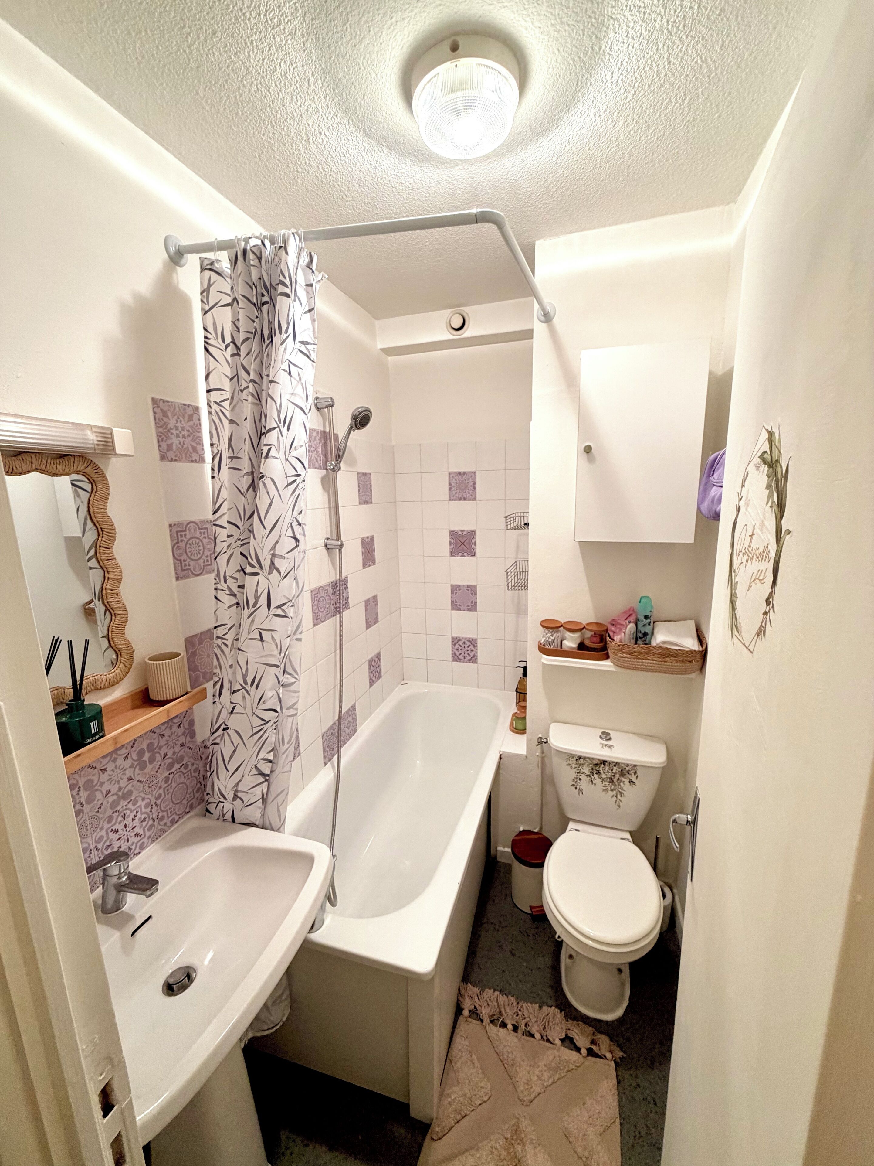 Haartrockner, Handtücher, Seife, Toilettenpapier