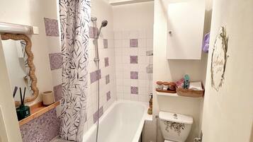 Haartrockner, Handtücher, Seife, Toilettenpapier