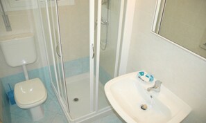 Villa, 2 Bedrooms, Patio, Garden View | Bathroom - Villa With Patio Near the Beach (Lignano Sabbiadoro)