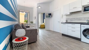 Un appartamento moderno con cucina, sala da pranzo e soggiorno.