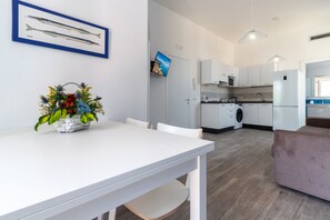 Dining - Cozy apartment close Sorrento 1 BR up to 3 sleeps. Beach 10 min walking distance (Meta)