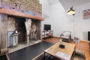Interior - Holiday Home “La Perle Rosée” with Private Terrace, Wi-Fi, and Air Conditioning (Azerat)