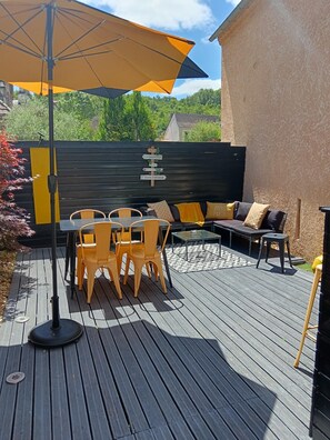 Outdoor dining - Holiday Home “La Perle Rosée” with Private Terrace, Wi-Fi, and Air Conditioning (Azerat)