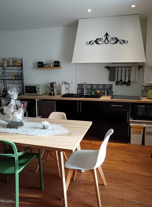 Fridge, microwave, oven, stovetop - Holiday Home “La Perle Rosée” with Private Terrace, Wi-Fi, and Air Conditioning (Azerat)