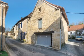 Exterior - Holiday Home “La Perle Rosée” with Private Terrace, Wi-Fi, and Air Conditioning (Azerat)